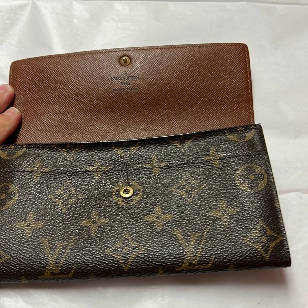Louis Vuitton monogram sara long wallet.